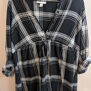 Medium black and white maternity top